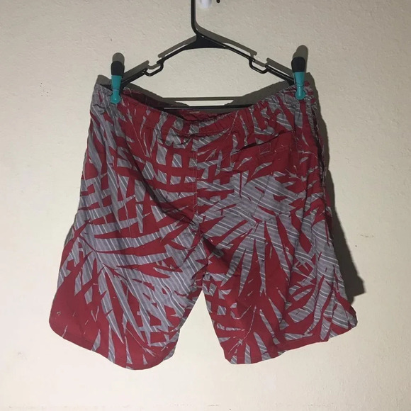 Mens Columbia Red and Grey Leaf Pattern Athletic Shorts Size Large - Picture 2 of 2